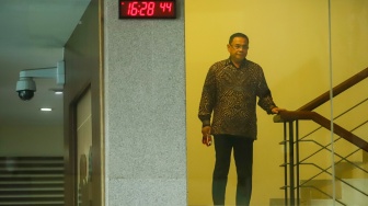 Bupati Pati Sudewo usai menjalani pemeriksaan di Gedung KPK RI, Jakarta, Rabu (27/8/2025). [Suara.com/Alfian Winanto]