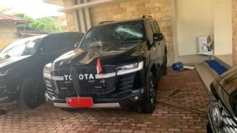 Toyota Land Cruiser Gubernur Elisa Kambu Rusak Dilempar Pengunjuk Rasa