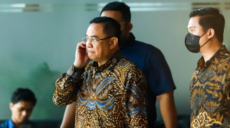 Bupati Pati Sudewo usai menjalani pemeriksaan di Gedung KPK RI, Jakarta, Rabu (27/8/2025). [Suara.com/Alfian Winanto]