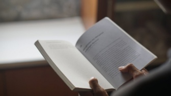Kalau Kamu Memaknai Literasi Hanya dengan Membaca Buku, Kamu Masih Keliru!