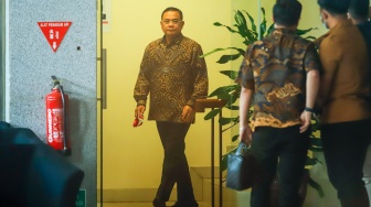Bupati Pati Sudewo usai menjalani pemeriksaan di Gedung KPK RI, Jakarta, Rabu (27/8/2025). [Suara.com/Alfian Winanto]