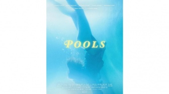 Review Film Pools: Pesta, Duka, dan Kenangan yang Tertinggal di Dasar Kolam