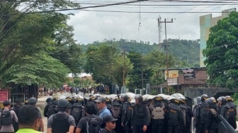 Sorong Memanas: Massa Bakar Ban, Blokade Jalan, Tolak Pemindahan 4 Tahanan Makar
