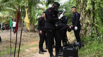 Gegana Cek Sumber Bau Diduga Gas yang Dikeluhkan Warga Aceh Timur