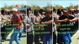 Gagal Demo Dihadang Polwan, Bapak-Bapak Ganti Orasi dengan Goyang Dangdut