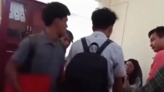 5 Fakta Dosen Lempar Skripsi Mahasiswa di Universitas Nias, Viral Hantam Meja hingga Klarifikasi!