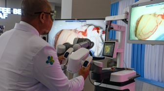 Seorang dokter melakukan uji coba alat Endoscope dan Exoscope untuk operasi syaraf micro ke lokasi operasi yang sulit di jangkau saat peresmian Gedung Layanan Terpadu dan Institut Neurosains Nasional Rumah Sakit Pusat Otak Nasional Prof. Dr. dr. Mahar Mardjono, Jakarta, Selasa (26/8/2025). [ANTARA FOTO/Muhammad Adimaja/nz]