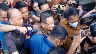 Bupati Pati Sudewo usai menjalani pemeriksaan di Gedung KPK RI, Jakarta, Rabu (27/8/2025). [Suara.com/Alfian Winanto]
