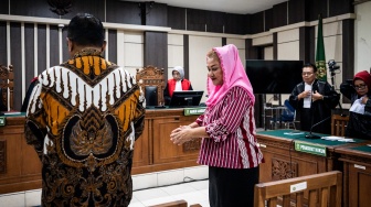 Terdakwa kasus dugaan korupsi pengadaan barang dan jasa tahun 2023-2024 Hevearita Gunaryanti Rahayu (kanan) bersama suaminya Alwin Basri (kiri) mengikuti sidang putusan di Pengadilan Tipikor Kota Semarang, Jawa Tengah, Rabu (27/8/2025). [ANTARA FOTO/Aprillio Akbar/bar]