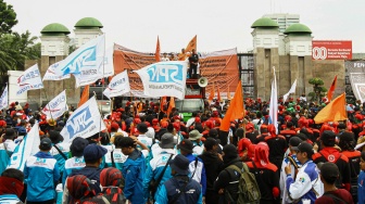 Massa buruh dari berbagai serikat pekerja melakukan aksi unjuk rasa di depan Gedung DPR/MPR RI, Jakarta, Kamis (28/8/2025). [Suara.com/Alfian Winanto]