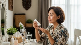Ibu-Ibu yang Sering di Rumah Saja Tetap Butuh Sunscreen? Ini Kata Dokter Kecantikan
