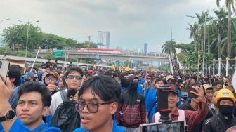Ratusan Mahasiswa Kepung DPR, Teriakan Revolusi Menggema