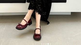 5 Sepatu Mary Jane Nuansa Merah yang Bikin OOTD Natalmu Makin Standout