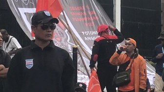 Tikus Berdasi 'Hantui' Gedung DPR! Buruh HOSTUM Bawa Spanduk Paling Nyelekit