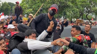 Nekat Nyopet HP di Tengah Aksi Buruh, Pria Ini Diamuk Massa hingga Muntah-muntah