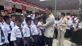 Momen Wapres Gibran Perbaiki Dasi Siswa di Sekolah Rakyat Deli Serdang: Pakai Dasi yang Baik!
