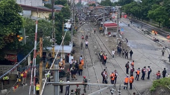 Ricuh Demo DPR Meluas, Massa Duduki Jalur KRL di Pejompongan