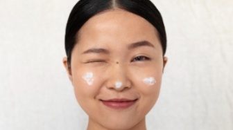 7 Rekomendasi Sunscreen Terbaik di KKV untuk Kulit Kombinasi, Cocok buat Base Makeup