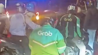 Kabur Usai Lindas Ojol, Rantis Brimob Dikejar Massa Hingga ke Atas Flyover Tanah Abang