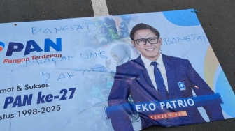 Spanduk Bergambar Eko Patrio Jadi Sasaran Kemarahan dan Makian Massa di Demo Depan DPR