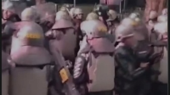 Live TikTok Rekam Aksi Beringas Puluhan Polisi Keroyok Pendemo Tanpa Ampun: Woi Mati Tuh Anak Orang!