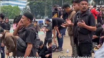Adzan Berkumandang di Depan Gedung DPR RI, Massa Aksi Demo Kompak Salat Berjamaah