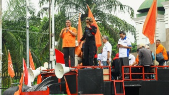 Massa buruh dari berbagai serikat pekerja melakukan aksi unjuk rasa di depan Gedung DPR/MPR RI, Jakarta, Kamis (28/8/2025). [Suara.com/Alfian Winanto]