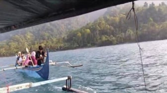 Terombang-ambing 1 Jam, Perahu Pembawa Pasien Sesak Napas Diselamatkan Polisi Tanggamus