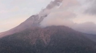 Gunung Lewotobi Laki-laki Kembali Erupsi Dengan Kolom Abu Capai 600 meter