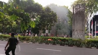 Kericuhan Demo di DPR Meluas ke Jalan Asia Afrika, Molotov Meletus di Tengah Aksi!