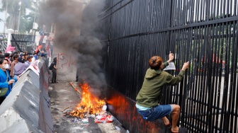 Massa aksi saat menggelar unjuk rasa di depan Gedung DPR RI, Jakarta, Kamis (28/8/2025). [Suara.com/Alfian Winanto]