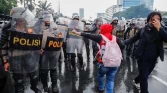 Viral Pendemo Bertemu Kawannya Seorang Polisi di Depan DPR RI: Habis Demo Langsung Nongkrong