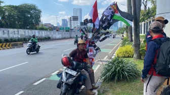 Jual Bendera One Piece di Tengah Demo Buruh di DPR, Jaka: Kalau Nggak Dagang, Saya Mau Ikut!