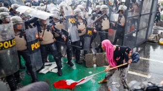 Demo Mahasiswa Ricuh di DPR, Polisi dan Massa Bentrok hingga Senayan
