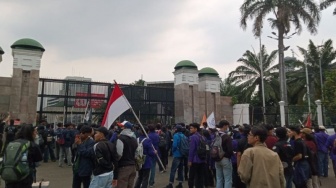 Buruh Bubar Giliran Mahasiswa Geruduk DPR, Panggung Orasi di Senayan Tak Pernah Sepi