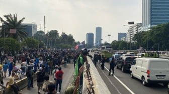 Aksi Nekat Demo Mahasiswa di DPR: Jalan Tol Diblokir, Macet Tak Terhindarkan!