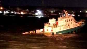 Detik-Detik Penyelamatan ABK Kapal Bocor di Selat Madura