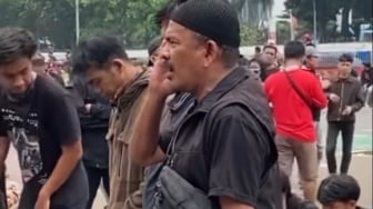 Saat Pintu DPR Tertutup, Viral Pendemo Ketuk 'Pintu Langit' Dengan Sholat di Aspal
