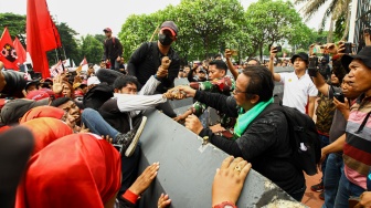 Massa buruh dari berbagai serikat pekerja melakukan aksi unjuk rasa di depan Gedung DPR/MPR RI, Jakarta, Kamis (28/8/2025). [Suara.com/Alfian Winanto]