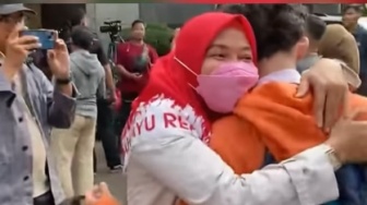 Momen Haru Ibu Jemput Anaknya dari Bui Karena Aksi 'Bubarkan DPR', Disambut Dukungan Netizen