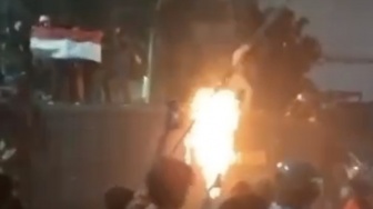 Massa Lempari Mako Brimob Kwitang Pakai Molotov, 'Polisi Pembunuh!'