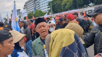 Ikut Demo Lagi, Bang Madun Bagi-Bagi Makanan di Depan Gedung DPR: Ini Amanah!