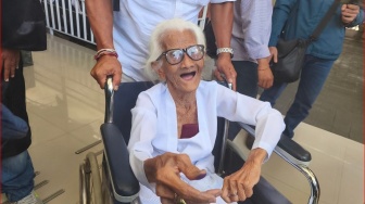 Pekikan Satyam Eva Jayate Iringi Nenek Reja Dilepaskan dari Dakwaan Pidana di PN Denpasar