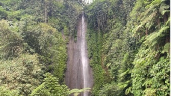 Curug Anom: Di Antara Jatuhnya Air, Kita Belajar Merelakan