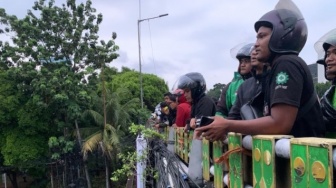 Pengendara Asyik Nonton Bentrokan Pejompongan!