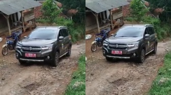 Mobil Pelat Merah Terjebak Jalanan Rusak Kampung Tasikmalaya, Dedi Mulyadi Kena Sindir