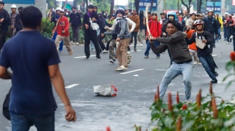 Massa aksi bentrok dengan personel kepolisian di kawasan Senayan saat menggelar unjuk rasa di depan Gedung DPR RI, Jakarta, Kamis (28/8/2025). [Suara.com/Alfian Winanto]