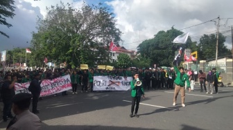 Mahasiswa dan Ojol Demo Polda Sumbar, Soraki Polisi "Pembunuh"