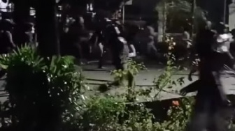 Demo di Solo Disusupi Perusuh, Bentrok Pecah hingga Malam Hari