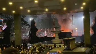 Demo di Depan Polda Metro Jaya Ricuh, Anggota Polisi ke Wakapolda: Dilempar Bom Molotov Ndan